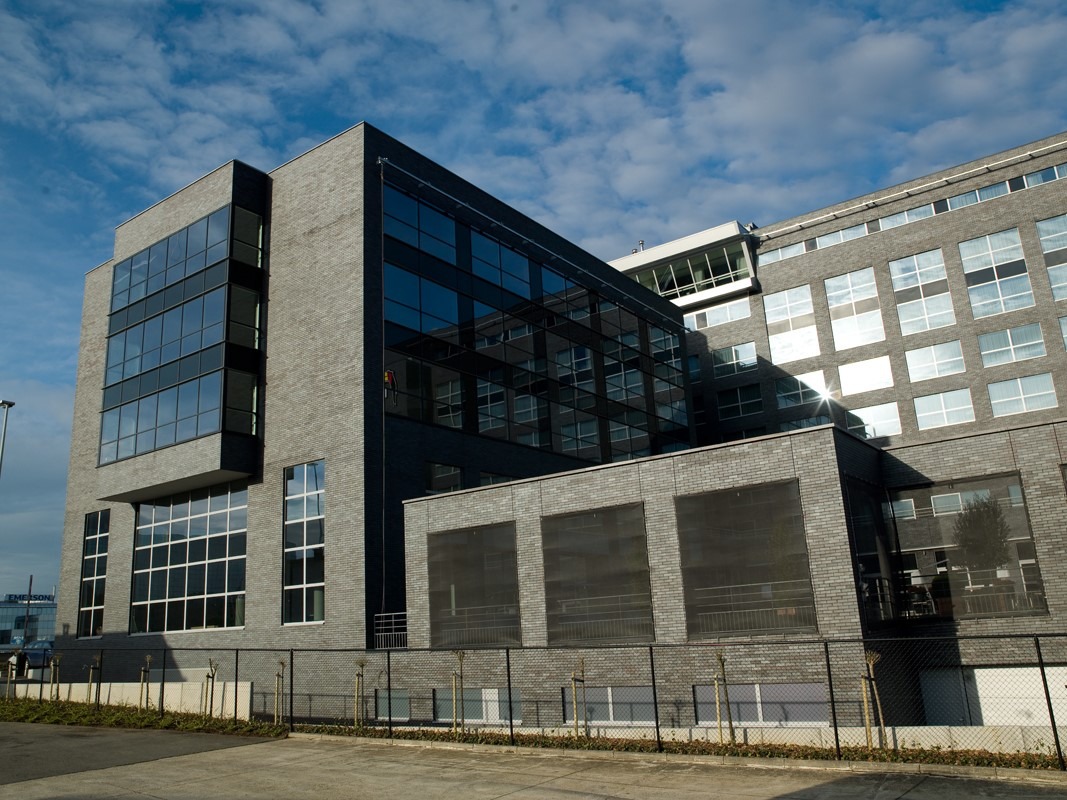 Aluminium buitenschrijnwerk ramen deuren glasgevel gevelbekleding Van der Valk Hotel Brussel projectbouw Schüco Corswarem