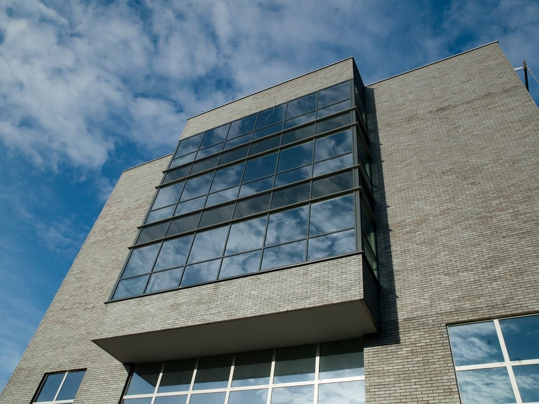 Aluminium buitenschrijnwerk ramen deuren glasgevel gevelbekleding Van der Valk Hotel Brussel projectbouw Schüco Corswarem