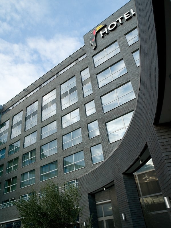 Aluminium buitenschrijnwerk ramen deuren glasgevel gevelbekleding Van der Valk Hotel Brussel projectbouw Schüco Corswarem