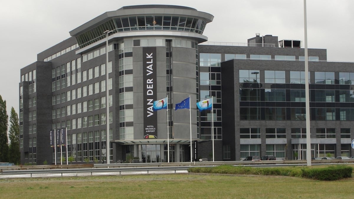 Aluminium buitenschrijnwerk ramen deuren glasgevel gevelbekleding Van der Valk Hotel Brussel projectbouw Schüco Corswarem