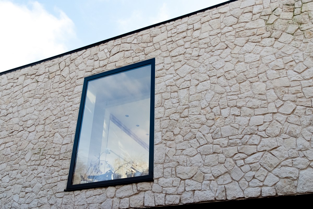 Aluminium buitenschrijnwerk ramen deuren woning Vroenhoven Schüco Corswarem