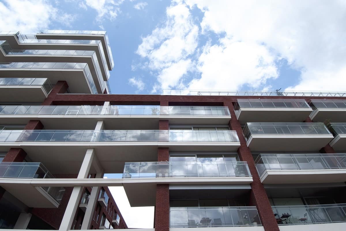 Aluminium buitenschrijnwerk ramen deuren glasgevel gevelbekleding Waterside Leuven projectbouw Schüco Corswarem