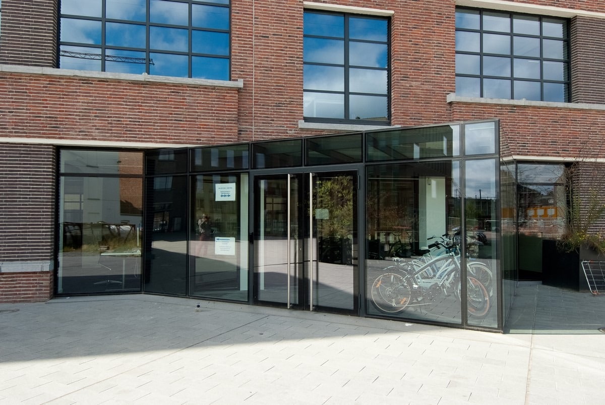Aluminium buitenschrijnwerk ramen deuren glasgevel gevelbekleding Zuidpoort Mechelen projectbouw Schüco Corswarem
