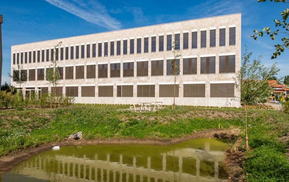 Aluminium buitenschrijnwerk ramen deuren glasgevel gevelbekleding Kantoren Willemen Hasselt projectbouw Schüco Corswarem