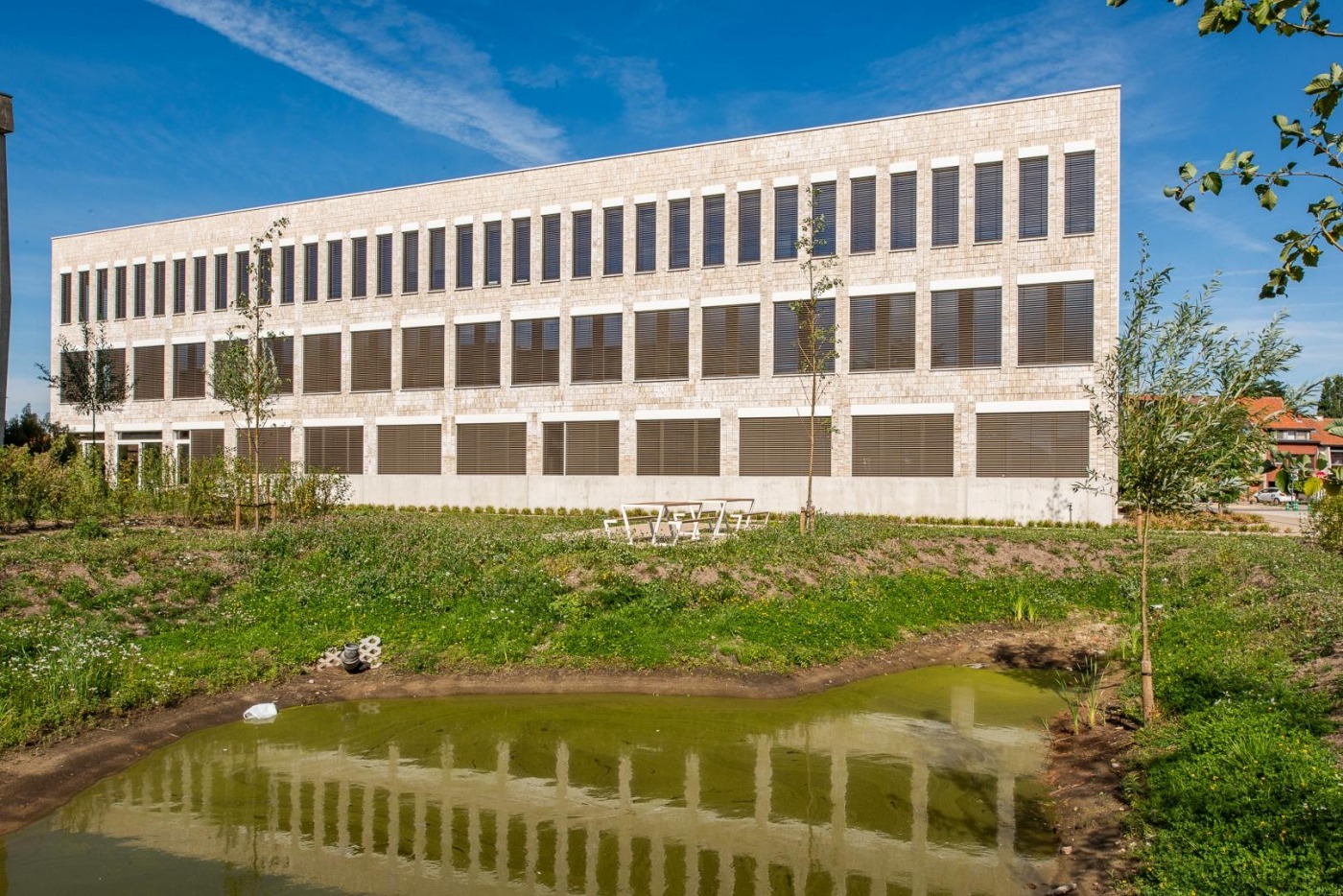 Aluminium buitenschrijnwerk ramen deuren glasgevel gevelbekleding Kantoren Willemen Hasselt projectbouw Schüco Corswarem