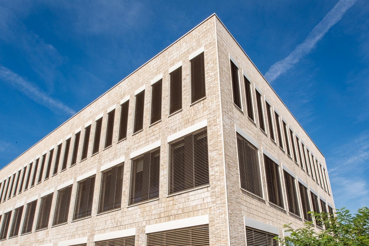 Aluminium buitenschrijnwerk ramen deuren glasgevel gevelbekleding Kantoren Willemen Hasselt projectbouw Schüco Corswarem