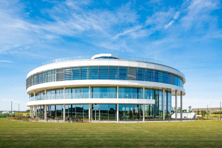 Aluminium buitenschrijnwerk ramen deuren glasgevel gevelbekleding Droneport Brustem Sint-truiden projectbouw Schüco Corswarem