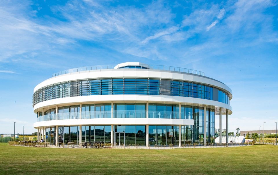 Aluminium buitenschrijnwerk ramen deuren glasgevel gevelbekleding Droneport Brustem Sint-truiden projectbouw Schüco Corswarem