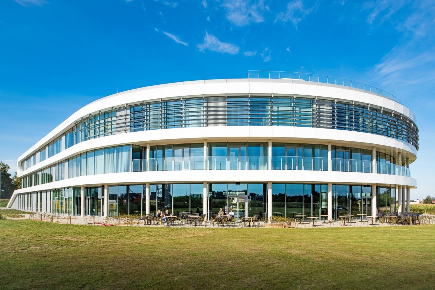 Aluminium buitenschrijnwerk ramen deuren glasgevel gevelbekleding Droneport Brustem Sint-truiden projectbouw Schüco Corswarem