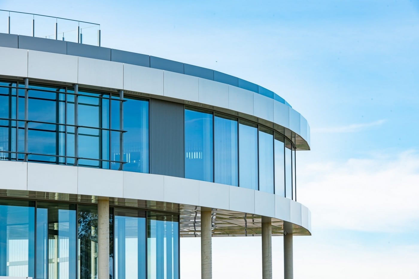 Aluminium buitenschrijnwerk ramen deuren glasgevel gevelbekleding Droneport Brustem Sint-truiden projectbouw Schüco Corswarem