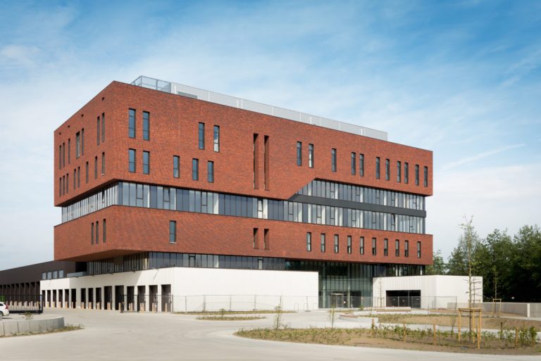 Aluminium buitenschrijnwerk ramen deuren glasgevel Brandweer Hasselt projectbouw Schüco Corswarem