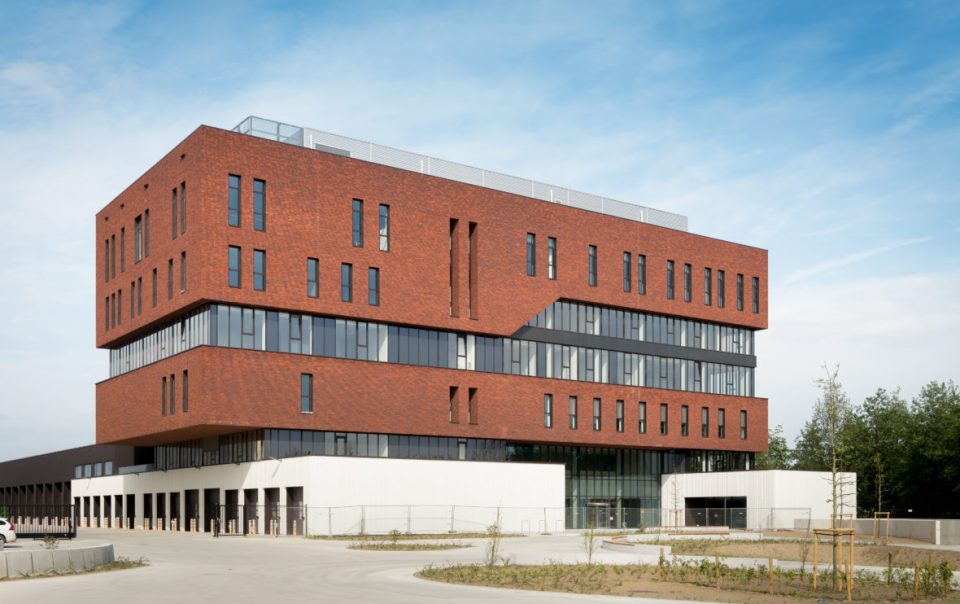Aluminium buitenschrijnwerk ramen deuren glasgevel Brandweer Hasselt projectbouw Schüco Corswarem