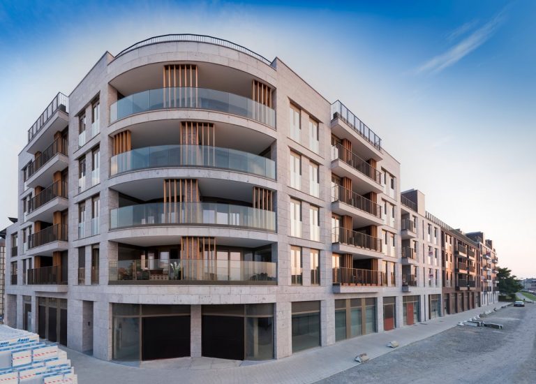 Aluminium buitenschrijnwerk ramen deuren glasgevel gevelbekleding stadshaven Hasselt projectbouw Schüco Corswarem