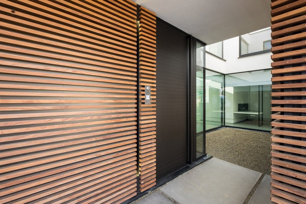Gevelbekleding en aluminium buitenschrijnwerk ramen deuren woning Geetbets Schüco Corswarem